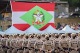 É uma imagem do post com o título Concurso PM SC: sai edital com 1.465 vagas temporárias de soldado