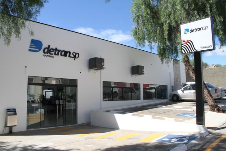 Fachada do Detran SP