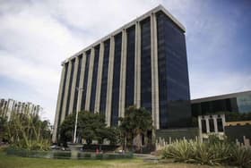 É uma imagem do post com o título SMF Rio publica edital com 200 vagas de nível superior