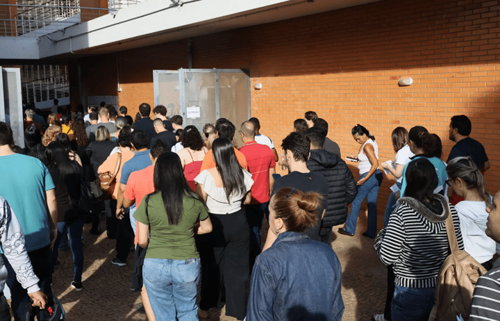 Candidatos chegando aos locais de prova do concurso