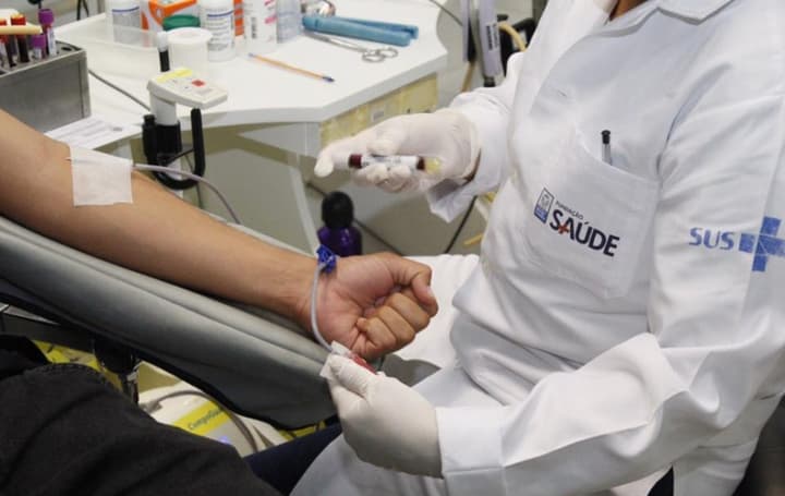 Médico da Fundação Saúde RJ realiza procedimento em paciente