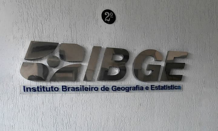 Placa do IBGE em sua sede
