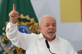 É uma imagem do post com o título Lula garante reajuste salarial para todas as carreiras federais