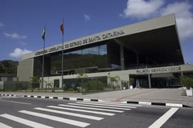 É uma imagem do post com o título Concurso Alesc: projeto prevê retomada nos próximos dias