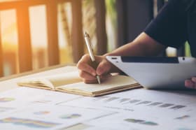 É uma imagem do post com o título CRM DF retifica concurso público com 12 vagas disponíveis