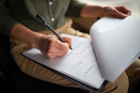 É uma imagem do post com o título USP: concurso público para professor tem salário de R$ 15.498,97