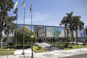 É uma imagem do post com o título Com novo edital previsto, concurso Curitiba PR prorroga validade