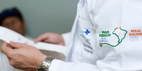 É uma imagem do post com o título Publicado edital com 5.970 vagas para o programa Mais Médicos