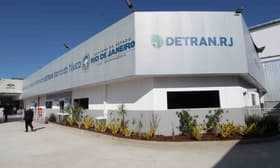 É uma imagem do post com o título Concurso Detran RJ: plano de cargos pode aumentar salários; veja!
