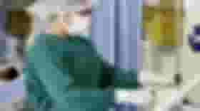 É uma imagem do post com o título RioSaúde abre processo seletivo com 14 vagas para médicos