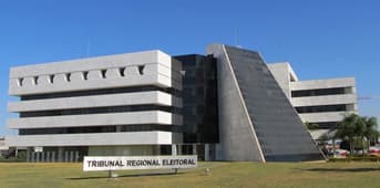 É uma imagem do post com o título Edital do concurso TRE DF reúne vagas de técnicos e analistas