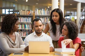 É uma imagem do post com o título UFG abre concurso para 22 vagas de professor em diversas áreas