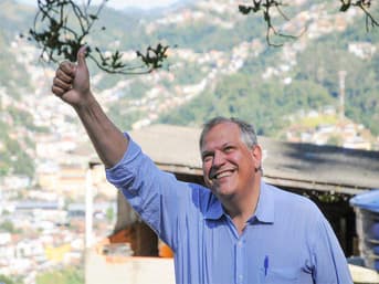 É uma imagem do post com o título Concurso Petrópolis RJ: prefeito anuncia novo edital; 129 vagas!