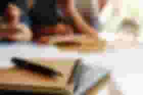 É uma imagem do post com o título Uso da Crase: entenda o que é, como usar e suas regras