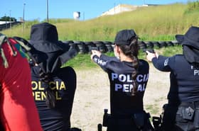 É uma imagem do post com o título Concurso Penal CE: conheça os requisitos e salários da carreira