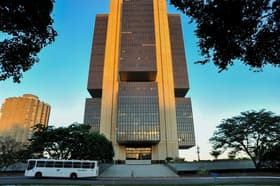 É uma imagem do post com o título Concurso Bacen tem provas adiadas em todo o país