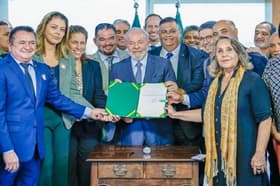 É uma imagem do post com o título Concursos Segurança DF: Lula assina projeto de reajuste salarial