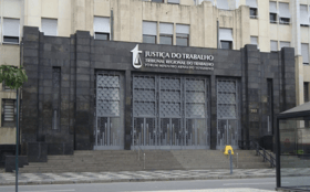 É uma imagem do post com o título Concurso TRT RJ: órgão diz que prova em 2024 é 'pouco provável'