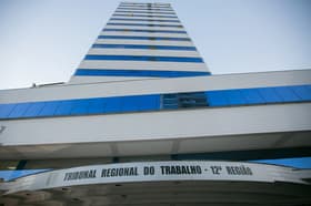 É uma imagem do post com o título Concurso TRT SC: veja as próximas datas; provas em outubro!