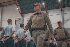 É uma imagem do post com o título Concurso Brigada Militar RS: veja limites de idade para ingresso