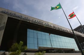 É uma imagem do post com o título Concurso Alesc: edital é republicado com vagas de nível superior