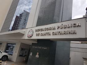 É uma imagem do post com o título Concurso DPE SC tem banca contratada para edital da área de Apoio