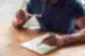 É uma imagem do post com o título Correios: veja questões e assuntos mais cobrados em Português