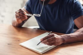 É uma imagem do post com o título Correios: veja questões e assuntos mais cobrados em Português