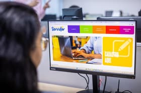 É uma imagem do post com o título Concursos AL: secretária fala banca mais cotada e prazo de edital