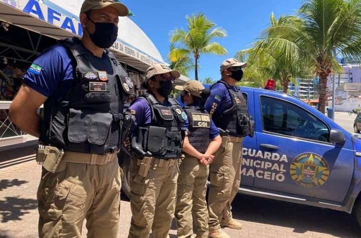 Guardas de Maceió AL perfilados ao lado de viatura (Foto: Erika Santana/Ascom Semscs)