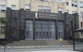 É uma imagem do post com o título Concurso TRT RJ: órgão fala sobre banca e explica oferta de vagas