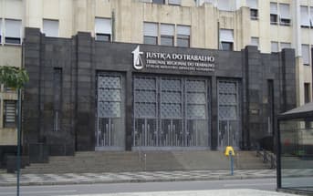É uma imagem do post com o título Concurso TRT RJ: órgão fala sobre banca e explica oferta de vagas