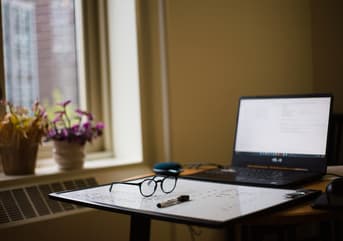 É uma imagem do post com o título Guia completo: como estudar para o meu primeiro concurso público