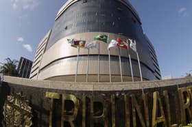 É uma imagem do post com o título Novo concurso TRF4 terá salários e benefícios reajustados