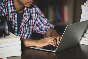 É uma imagem do post com o título 6 motivos para estudar carreiras administrativas