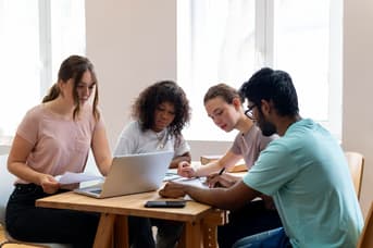 É uma imagem do post com o título 10 vantagens de participar de uma comunidade de concurseiros