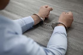 É uma imagem do post com o título Candidato com antecedente criminal pode tomar posse em concurso?
