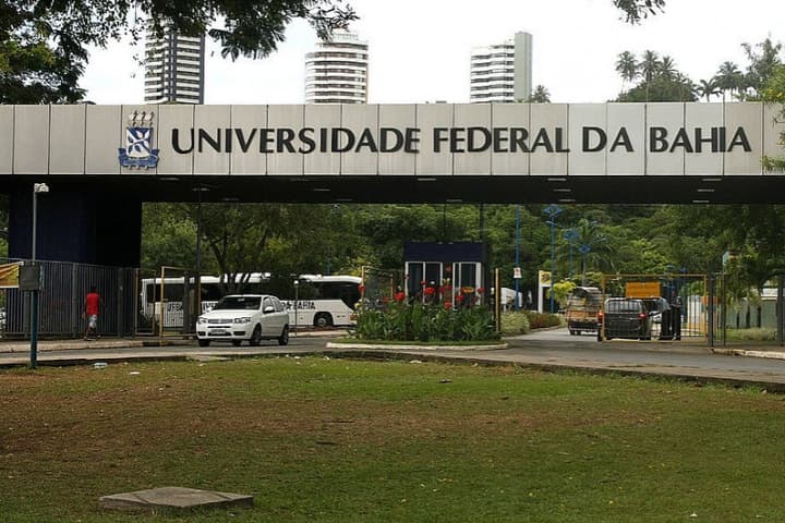 Pórtico de entrada da Universidade Federal da Bahia