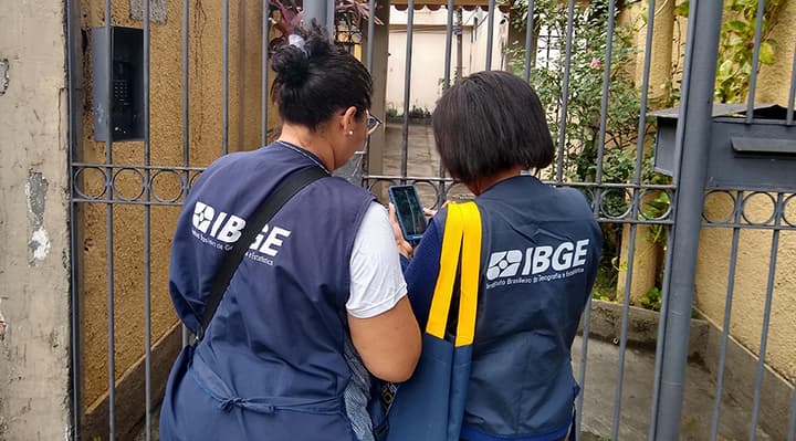 Recenseador do IBGE durante coleta de dados para o Censo Agro