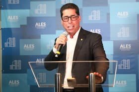 É uma imagem do post com o título Concurso Ales: presidente confirma oferta e ganhos de até R$8 mil