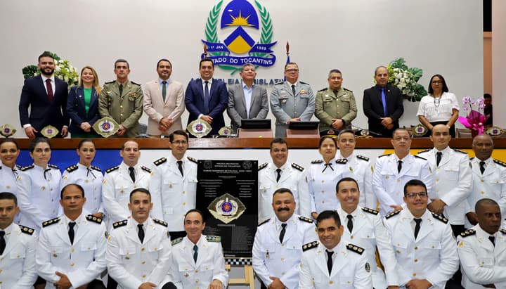 Oficiais da PM TO perfilados para foto após formatura