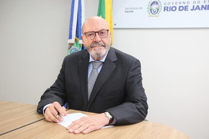 Secretário de Saúde do Rio de Janeiro, Ronaldo Damião, sentado à mesa
