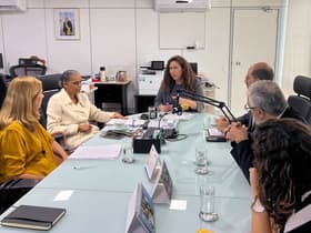 É uma imagem do post com o título Ministras discutem a reestruturação das carreiras ambientais