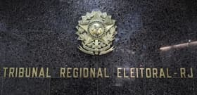 É uma imagem do post com o título Concurso TRE RJ: sai edital com 17 vagas de técnico e analista