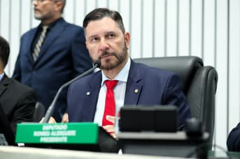 É uma imagem do post com o título Concurso Alece: presidente confirma estudos por novo edital
