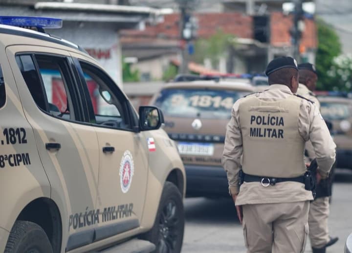 Soldado da PM BA proxímo à viatura