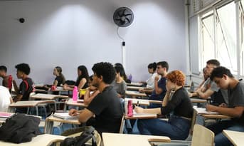 É uma imagem do post com o título Maio inicia com adiamento de provas, previsão de concursos e mais