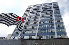 É uma imagem do post com o título Concurso TRE SP: sai edital com 117 vagas de técnico e analista