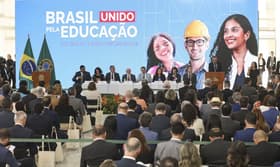 É uma imagem do post com o título Concursos Educação: 3.880 vagas serão abertas para universidades