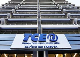 É uma imagem do post com o título Concurso TCE RJ reiniciará estudos sobre cargos, vagas e banca